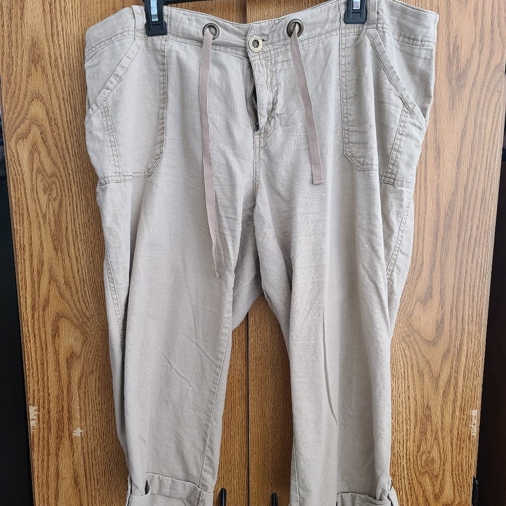 Maurices khaki capri, size 16